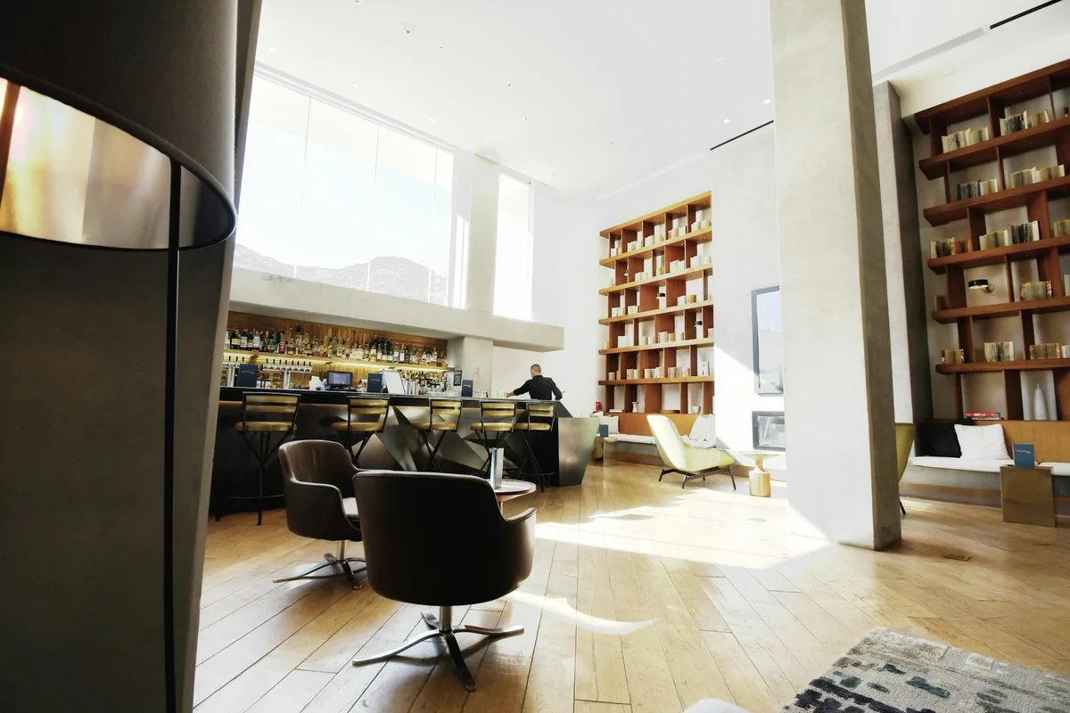 De stoelen en spiegels in de salon