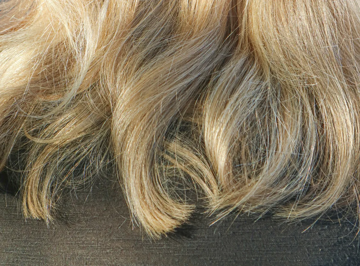 Voor: uitgegroeid blond met een donkere aanzet